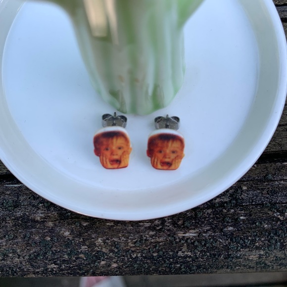 Kevin McCallister Home Alone Scream Stud Earrings - Picture 2 of 3